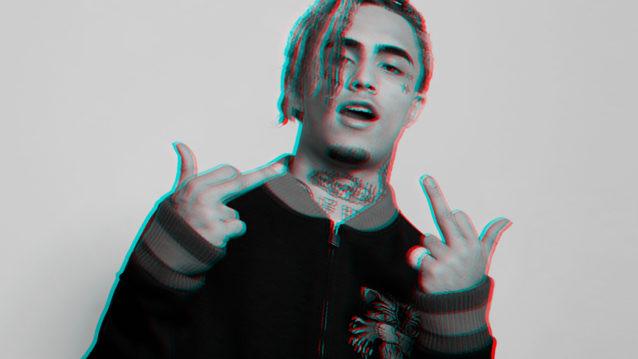 Lil Pump poseeraa näyttäen kummallakin kädellä keskisormea.