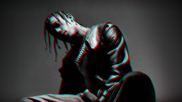 Travis Scott poseeraa istuaalteen nojaten taakse.