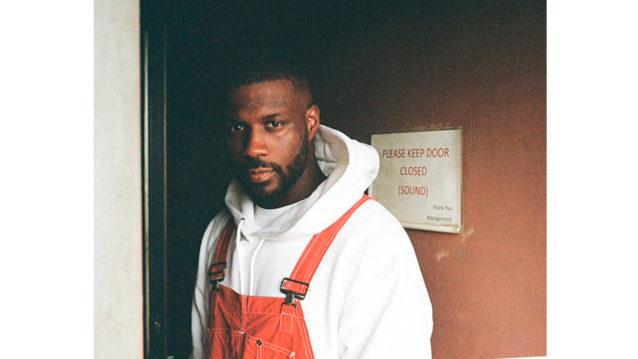 Jay Rock nojaa seinää vasten.