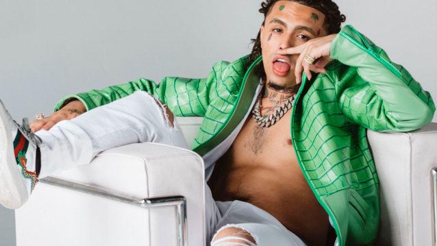 Lil Pump istuu sohvalla jalka käsinojan päällä.