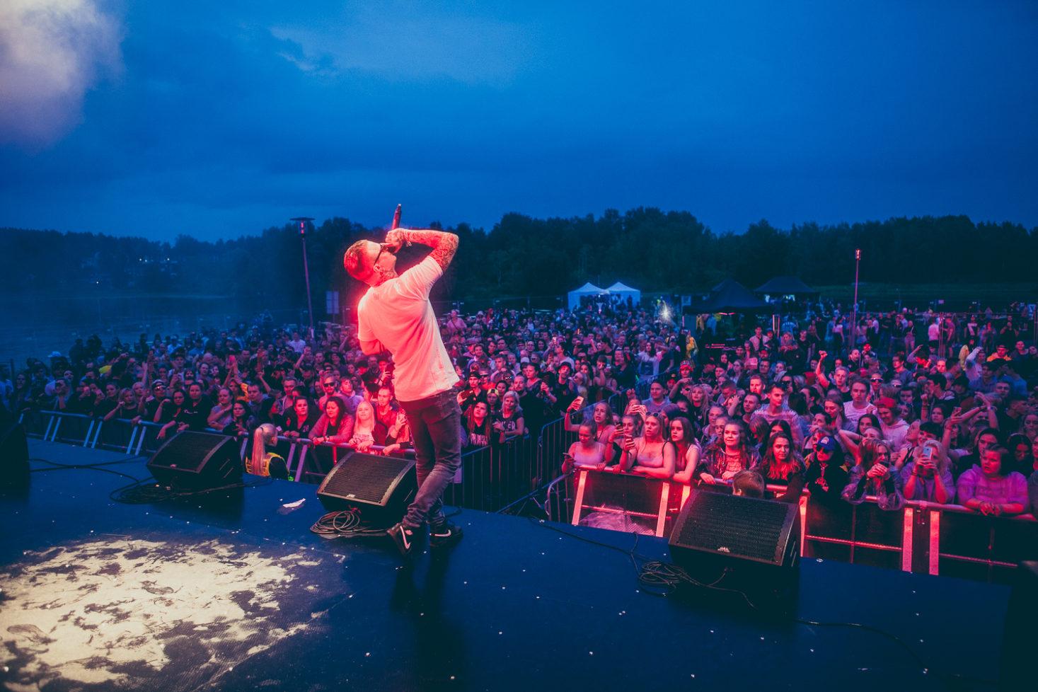 Snak the Ripper esiintymässä Mellakka-festivaalin lavalla.