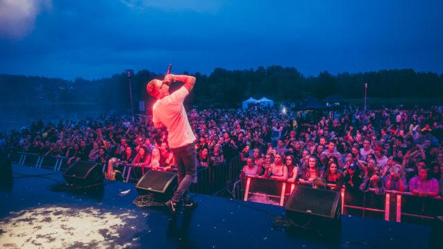 Snak the Ripper esiintymässä Mellakka-festivaalin lavalla.