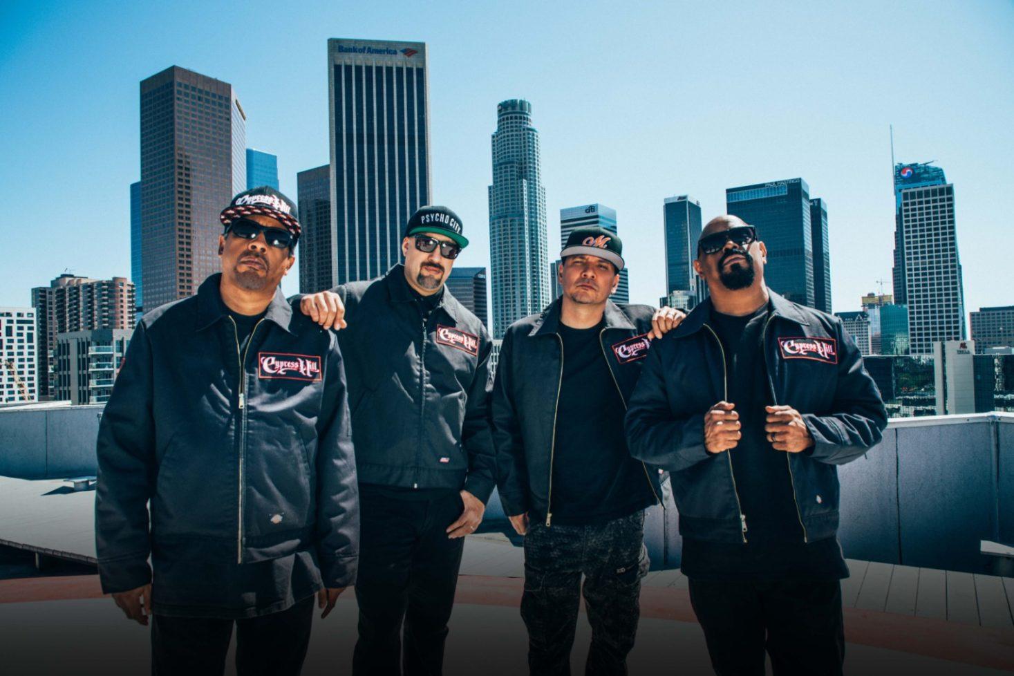 Cypress Hill -yhtye poseeraa ulkona New Yorkin edustalla.