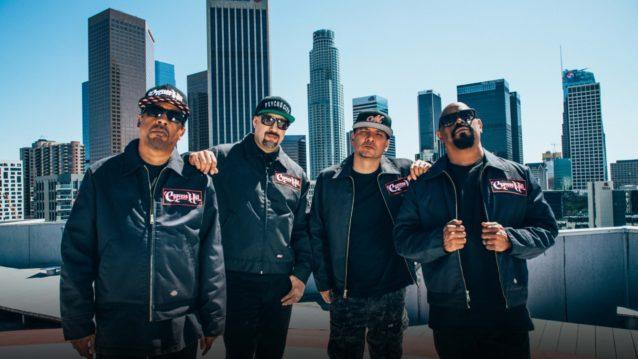 Cypress Hill -yhtye poseeraa ulkona New Yorkin edustalla.