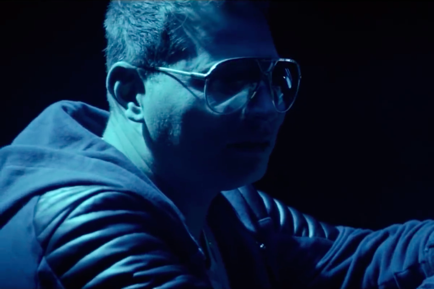 Scott Storch sinisessä valossa katsoo sivusuuntaan.