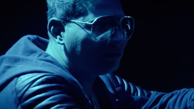 Scott Storch sinisessä valossa katsoo sivusuuntaan.