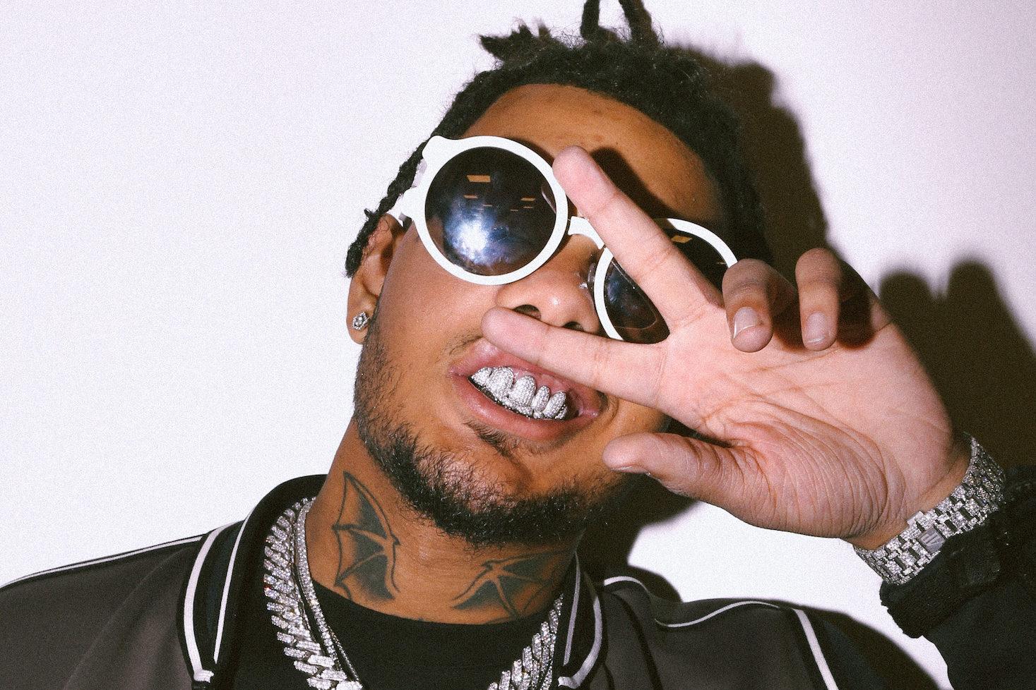 Smokepurpp poseeraa pitäen kättä kasvojensa edessä.