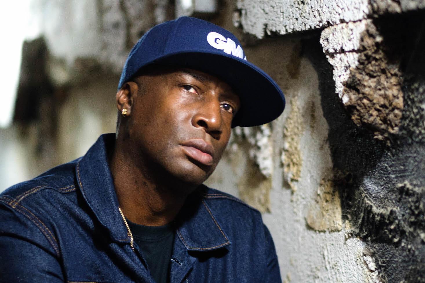 Grandmaster Flash poseeraa katsoen kameraan.