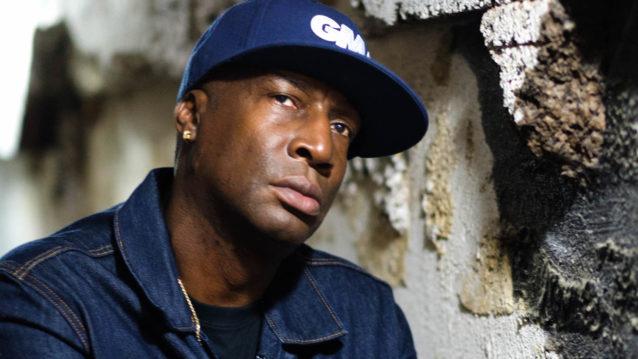 Grandmaster Flash poseeraa katsoen kameraan.