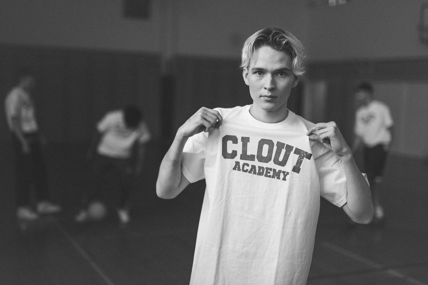 Ibe rokkaa Clout Academy t-paitaa päällä.