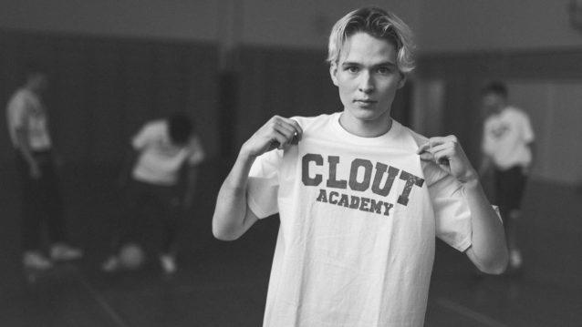 Ibe rokkaa Clout Academy t-paitaa päällä.