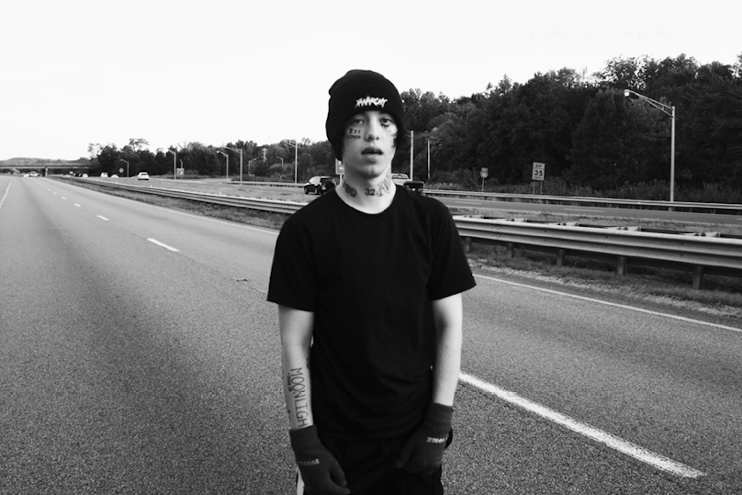 Lil Xaan seisomassa moottoritiellä.