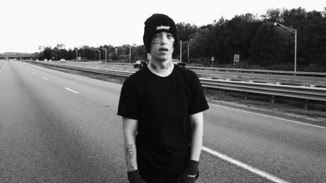 Lil Xaan seisomassa moottoritiellä.