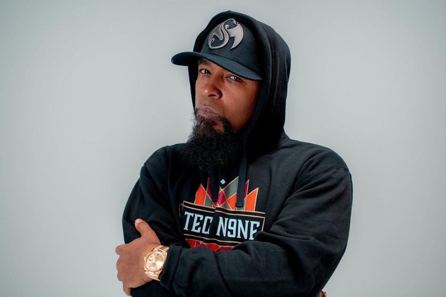 Tech N9ne poseeraa kädet puuskassa.