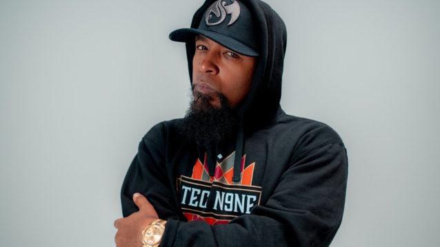 Tech N9ne poseeraa kädet puuskassa.