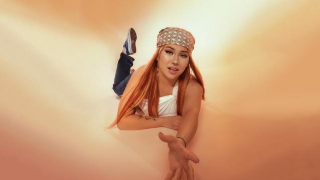 Senya makaa lattialla poseeraten. Senya haluaa olla suomalaisen R&B:n uusi päähenkilö.