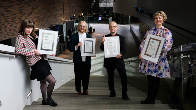 Draama-Helmi, Mikko Sarvanne, Tapio Lappalainen ja Sanna Ahvenjärvi poseeraavat palkintotaulujen kanssa portaikossa.
