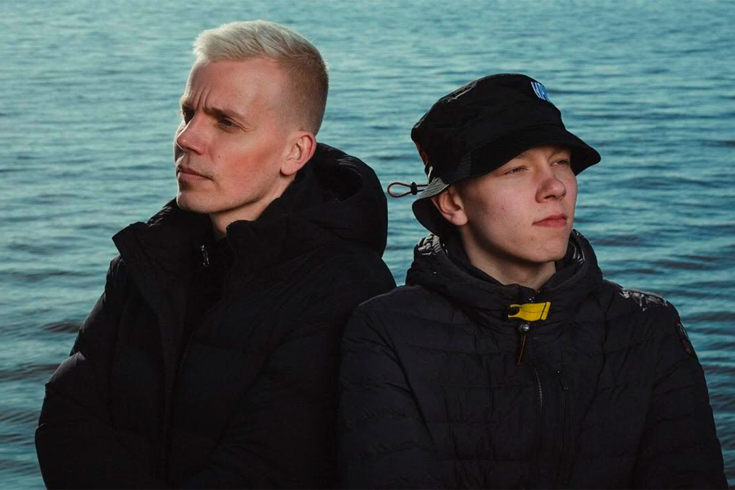 Elastinen ja Jami Faltin poseeraavat meren äärellä.