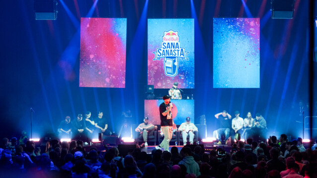 Köpi Kallio juontamassa Red Bull Sana Sanasta -tapahtumaa.