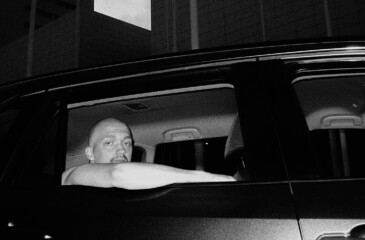 Will-Jam istumassa autossa ikkuna auki, mustavalkoinen kuva.