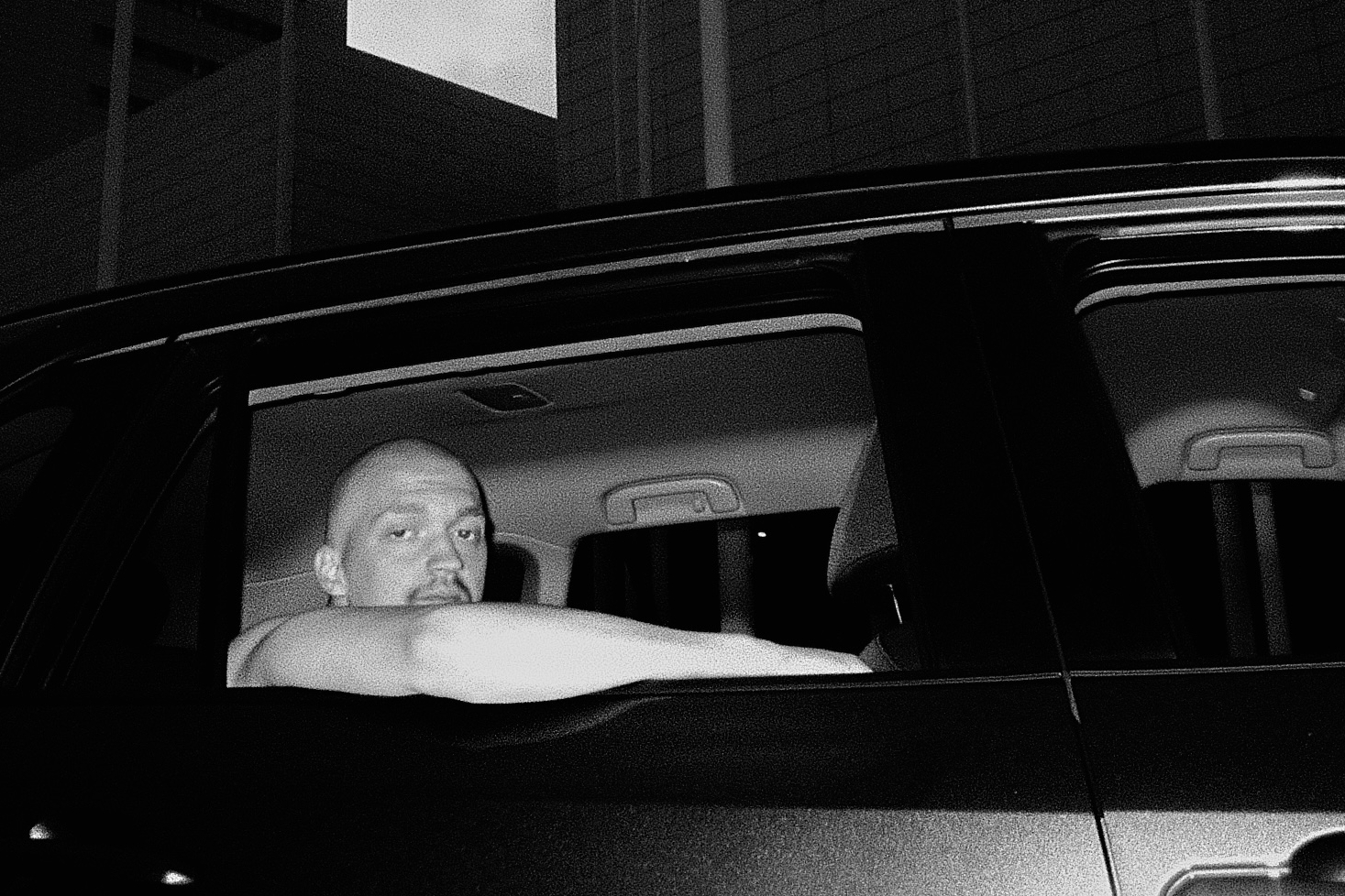Will-Jam istumassa autossa ikkuna auki, mustavalkoinen kuva.