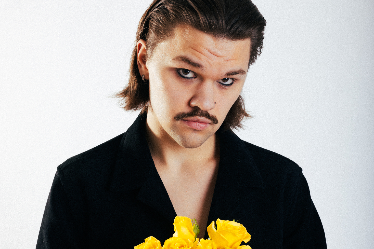 Aatulove poseeraa uuden singlensä "Suhun voisin rakastuu" julkaisun yhteydessä, ilmeisen tyytyväisenä uuteen suuntaan Tuhma Musicin kanssa.