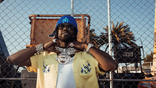 Chief Keef poseeraa useiden ketjujen ja korujen kanssa, esitellen tunnusomaista tyyliään.