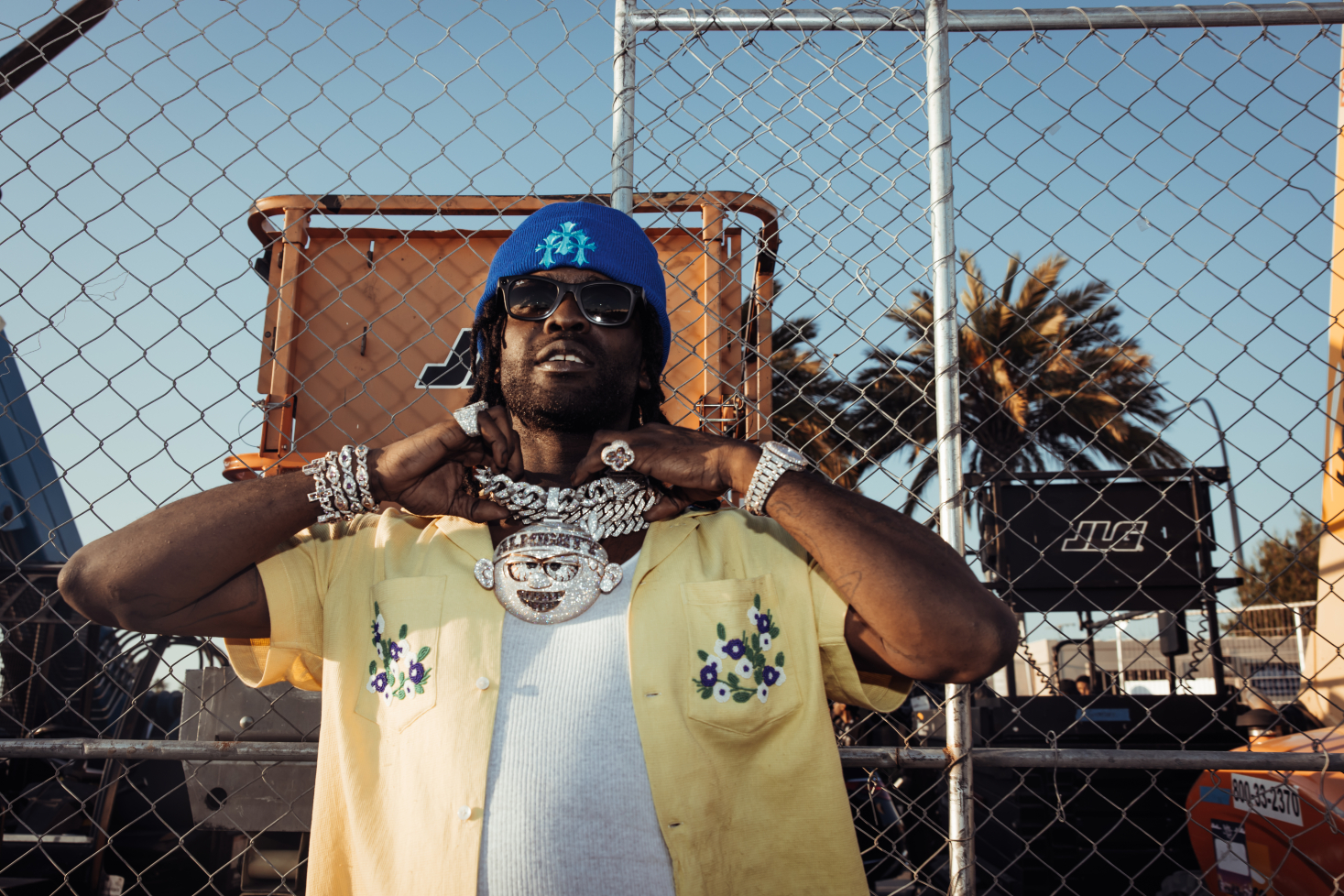 Chief Keef poseeraa useiden ketjujen ja korujen kanssa, esitellen tunnusomaista tyyliään.