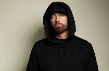 Eminem tummassa hupparissa ja lippalakissa.