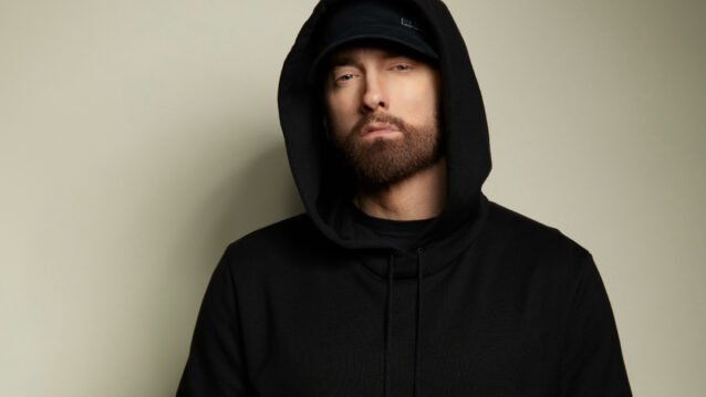 Eminem tummassa hupparissa ja lippalakissa.
