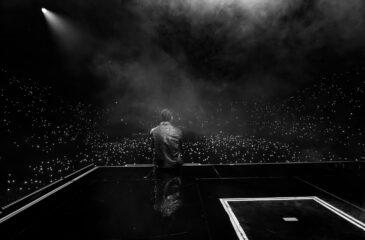 J Balvin esiintyy täydessä loistossaan Helsingin Jäähallilla, valaistuna tuhansien fanien valojen keskellä.