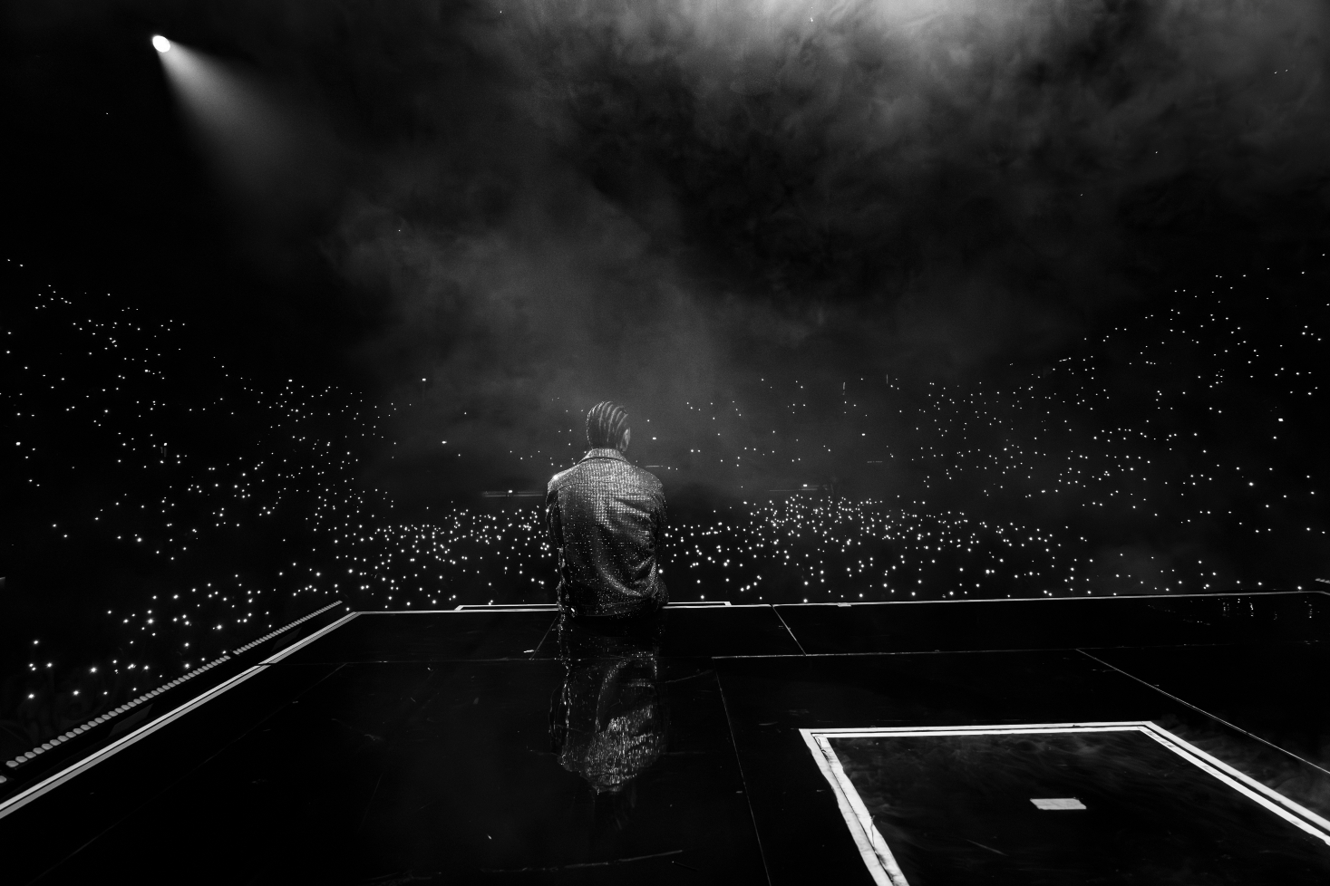 J Balvin esiintyy täydessä loistossaan Helsingin Jäähallilla, valaistuna tuhansien fanien valojen keskellä.