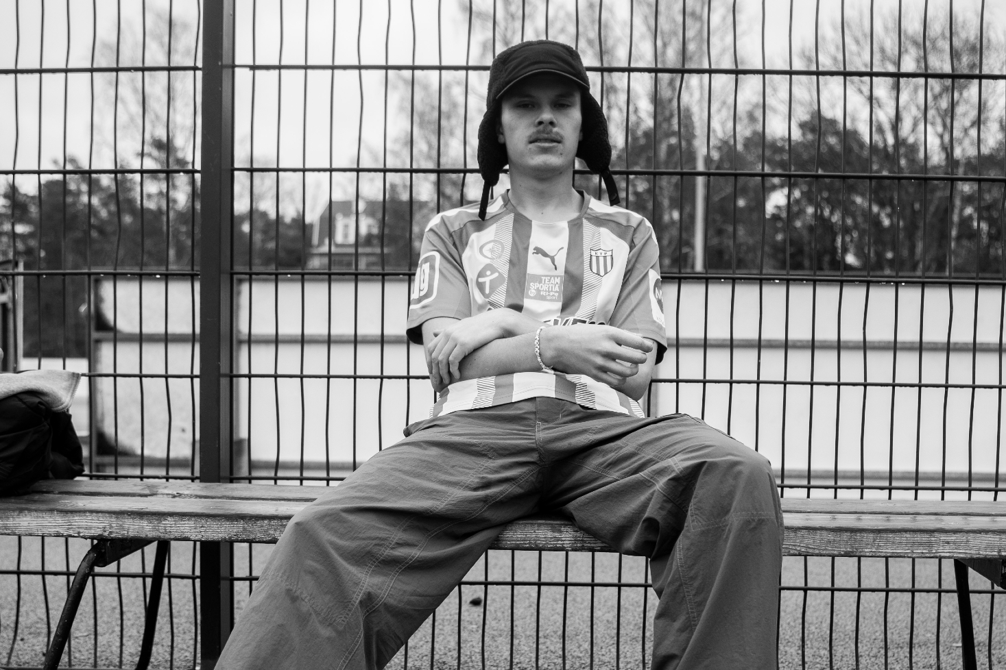 Röge poseeraa aidon urbaanin tyylikkäästi uuden München-mixtapensa julkaisun kunniaksi.