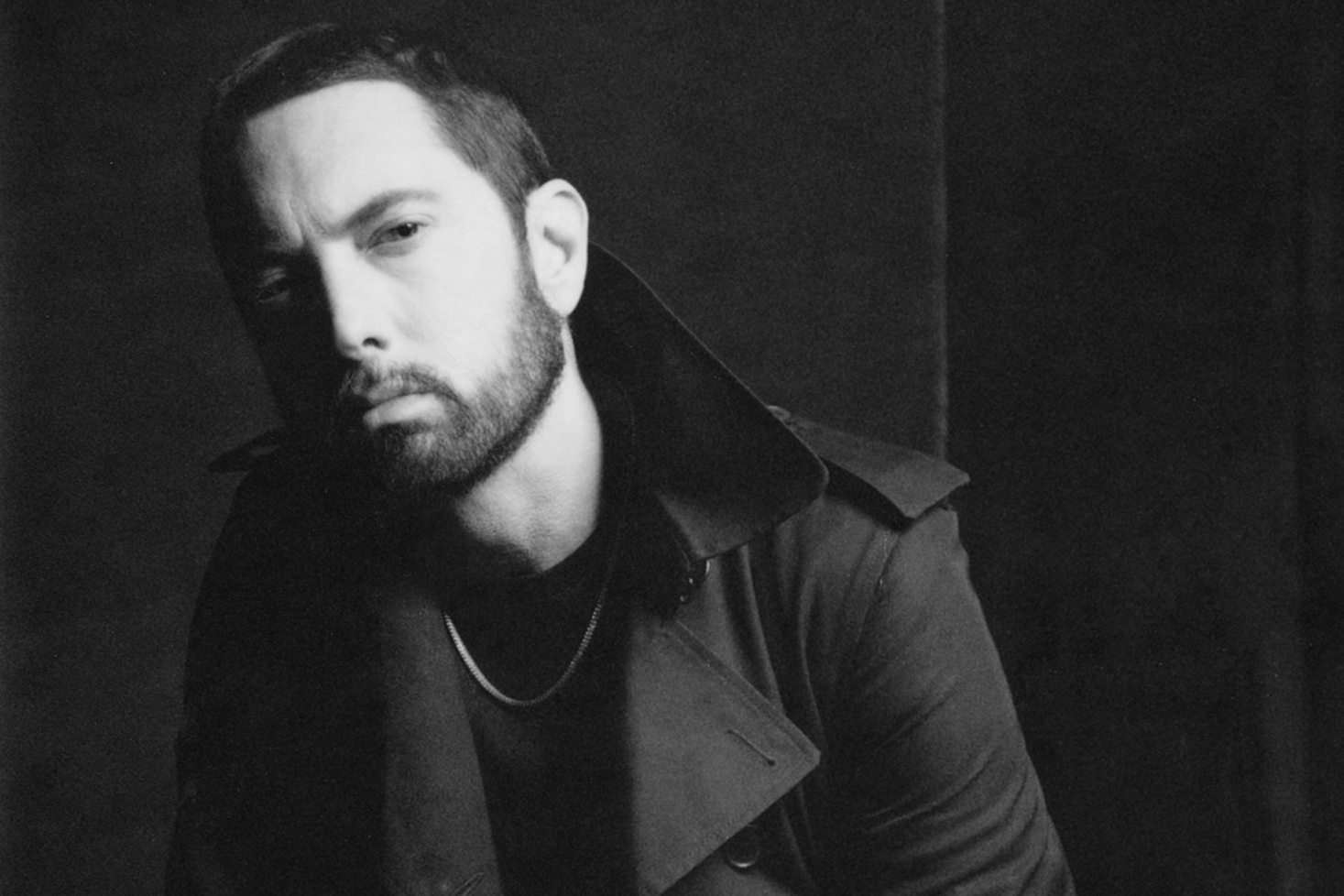 Eminem poseeraa villakangastakki päällä mustavalkoisessa kuvassa.