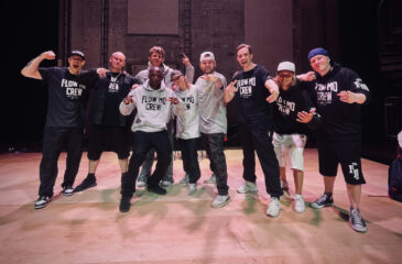 Flow Mo Crew seisoo vierekkäin poseeraten.