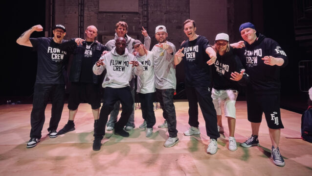 Flow Mo Crew seisoo vierekkäin poseeraten.