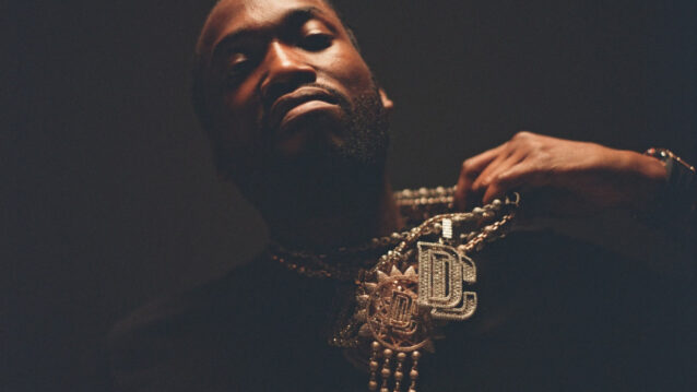 Meek Mill pitää kädellään kiinni kaulakorustaan.