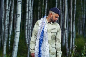 Timo Pieni Huijaus kävelee metsässä katsoen samalla maahan.