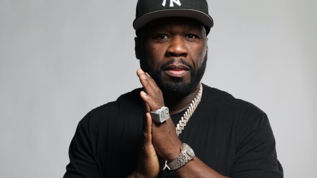 50 Cent poseeraamassa kädet yhdessä ja klassinen NY-lippis päässä
