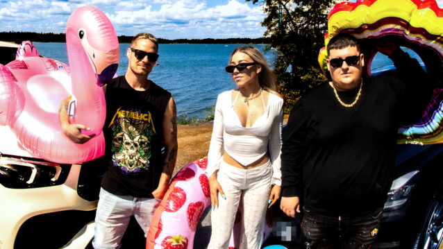Aste, Nelli Orell ja T Swoop kesämaisemissa seisomassa autojen edessä.