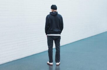 DJ Ibusal katsoo seinää kohti. DJ Ibusal tekee odotetun paluun: uusi albumi Mukava Paikka julkaistaan lokakuussa.