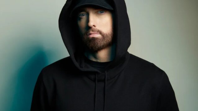 Eminem tuijottaa kameraa kohti. Eminemin uusi julkaisu saapuu perjantaina 13. syyskuuta.