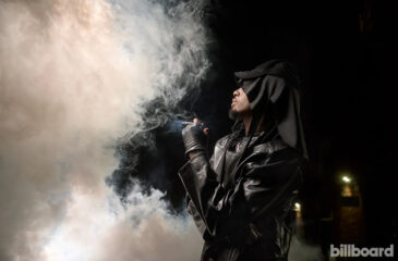 Playboi Carti poseeraa savussa. Playboi Carti poseeraa suomalaisen vaatemerkki Vainin vaatteissa Billboardin sivuilla.
