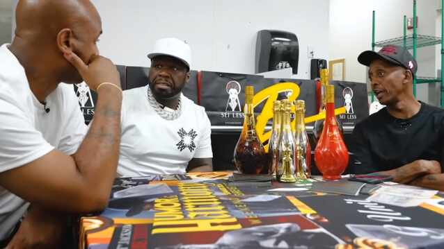 50 Cent istuu pöydässä juontajien kanssa. 50 Centin oikeustaisteluissa miljoonien hintalappu.