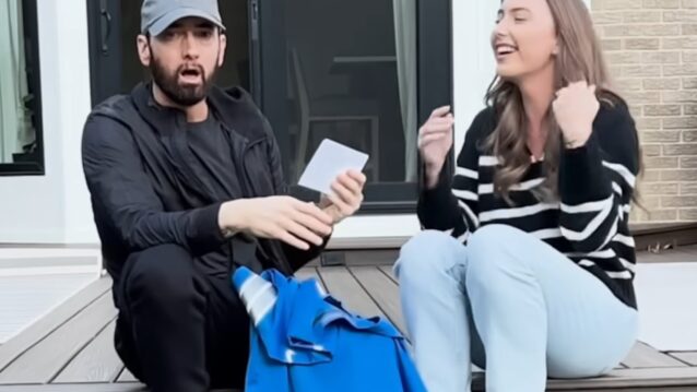 Eminem ja Hailie Jade istumassa portailla. Eminemistä isoisä.