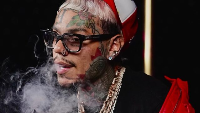 6ix9ine hönkii savua suustaan. Tekashi 6ix9ine solmi massiivisen levydiilin.