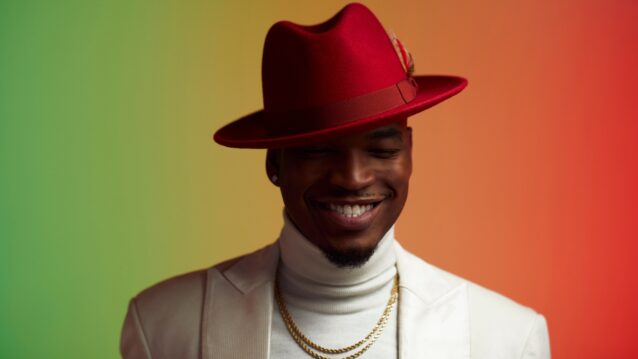 Ne-Yo poseeraa hattu päässä. Ne-Yo siirtyy nyrkkeilyyn.