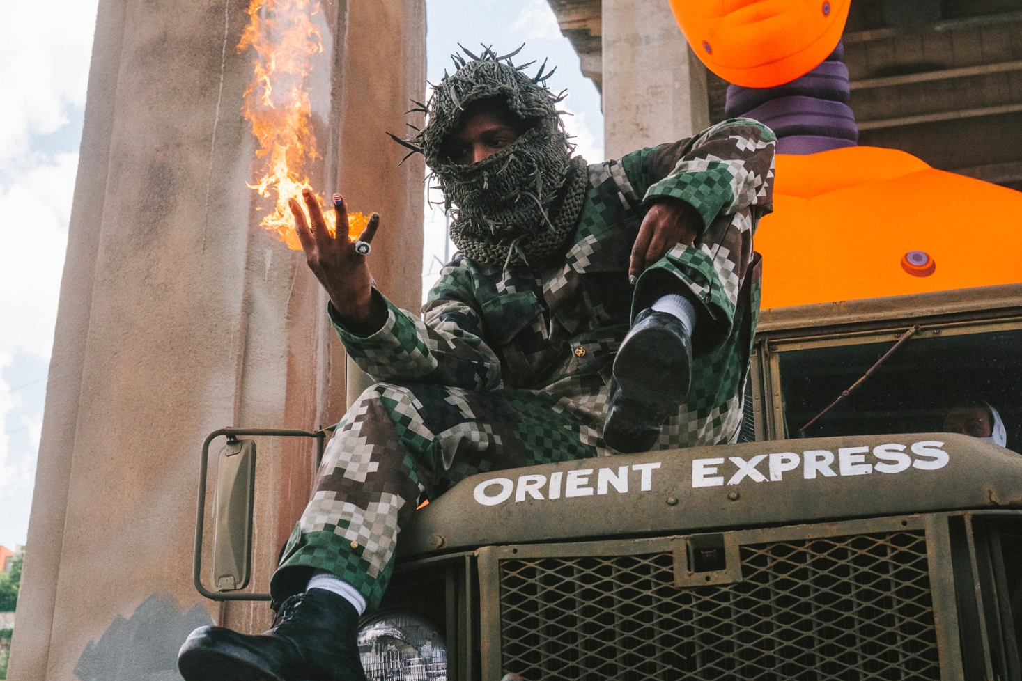 Asap Rocky auton päällä. Asap Rocky tähdittää Spike Leen uutta elokuvaa.