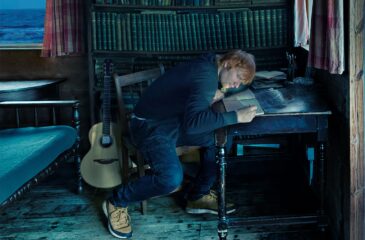 Ed Sheeran kirjoituspöydän äärellä. Ed Sheeran tuo ison popin takaisin.