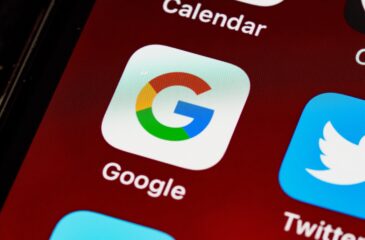 Google-ikoni kännykässä. Google paljasti vuoden 2024 hakutrendit.